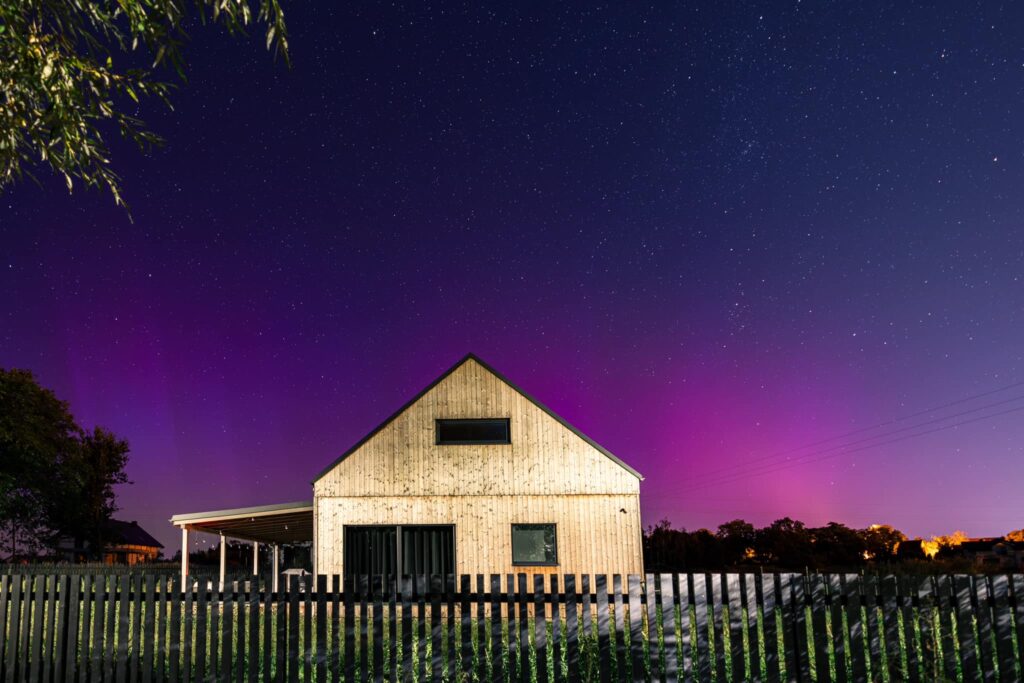 dom stodoła 80m2 z zorzą polarną